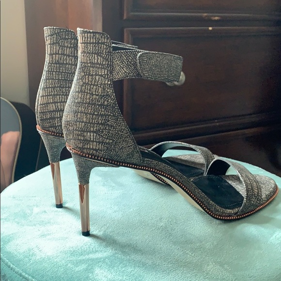 🖤 BCBG Grey Python & Rose Gold Ankle Strap Heels - Picture 5 of 6